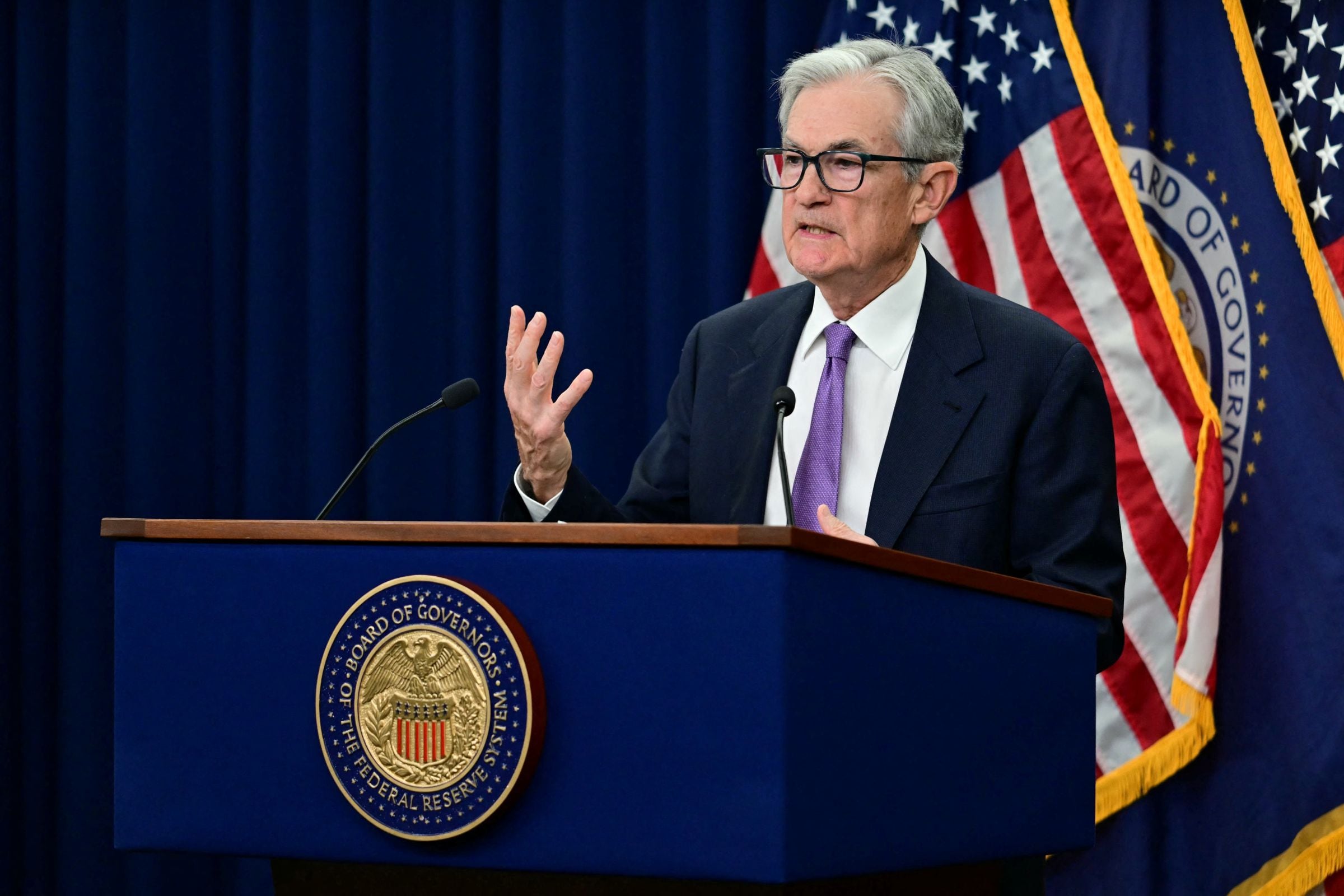 Jerome Powell, president of the Fed, the organization responsible for making decisions on interest rate cuts in the United States. (Photo: Freepik Design)