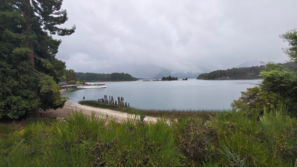 Its wide-angle camera allows you to shoot landscapes and open spaces.