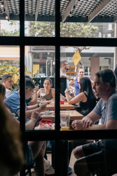 With and without reservations, people came from 9 a.m. to afternoon. 