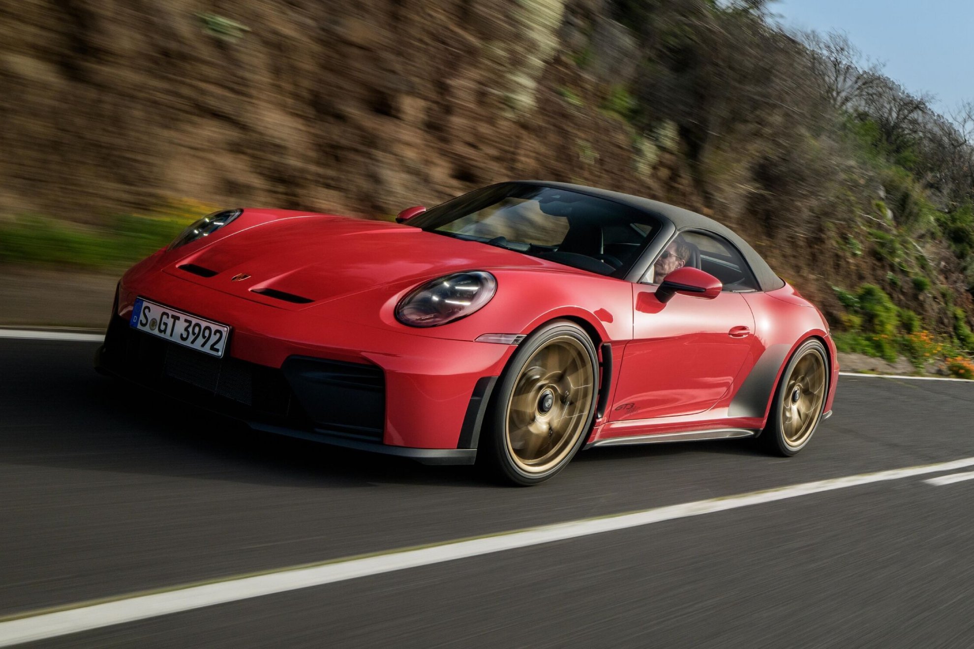 With the top on, its line is very similar to that of the 911 Coupé.