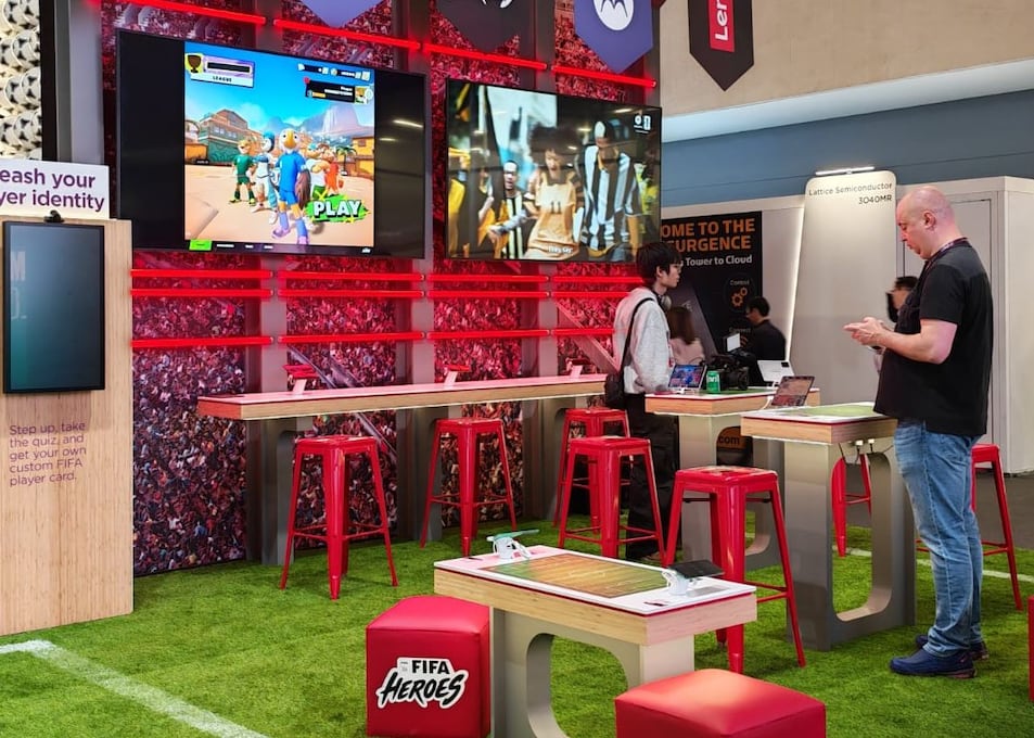 At MWC 2026, there was a field with two mobile phones to play FIFA Hérores. (Photo by: Diego Barrio de Mendoza)